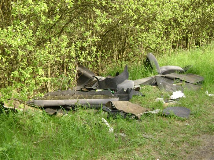 materiály z auta do přírody nepatří