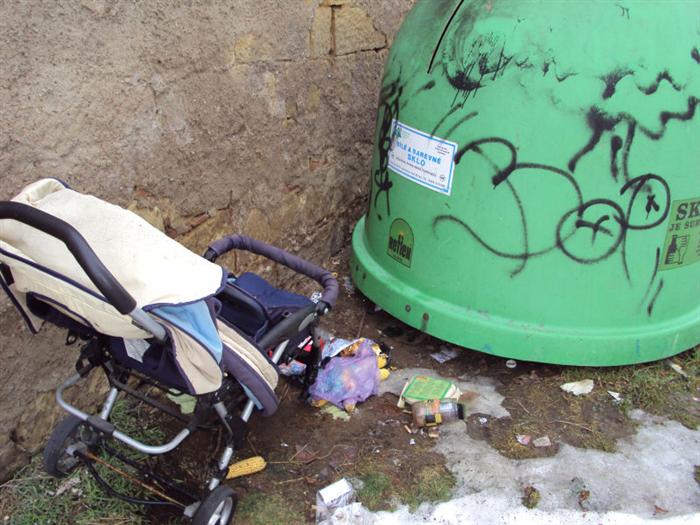 okolí kontejneru na odpad