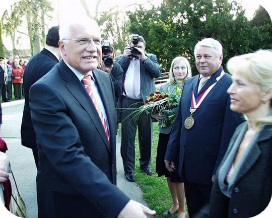 Přivítání prezidenta před zámkem