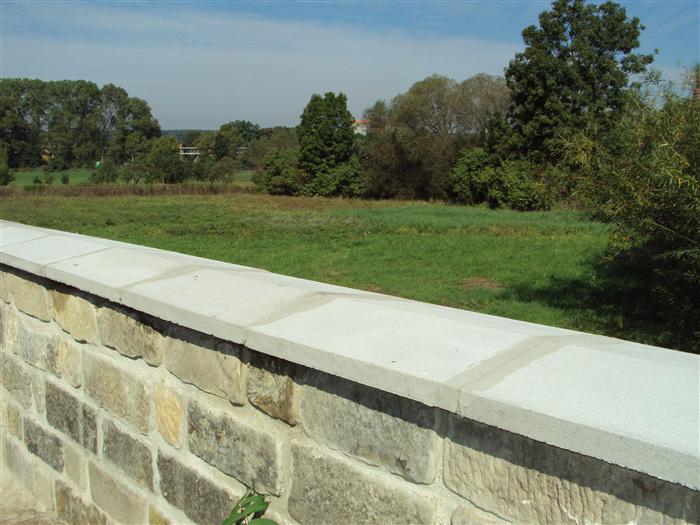 foto - hřbitovní zeď