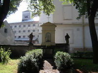 Panna Marie u kostela