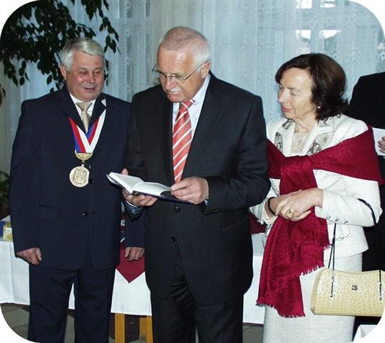 Prezident si prohlíží knihu 