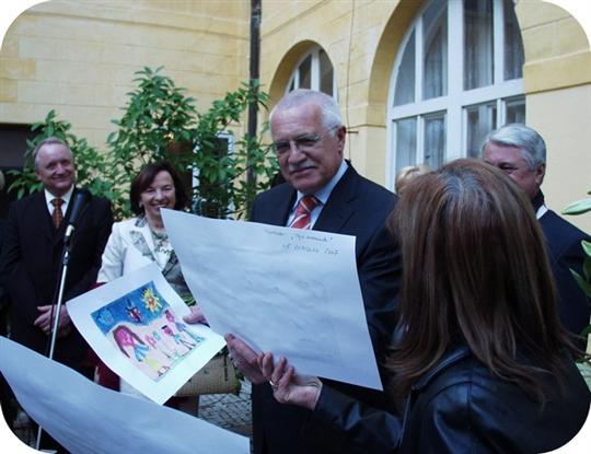 Předávání obrázků,  namalované dětmi z mateřské školy v Kopidlně