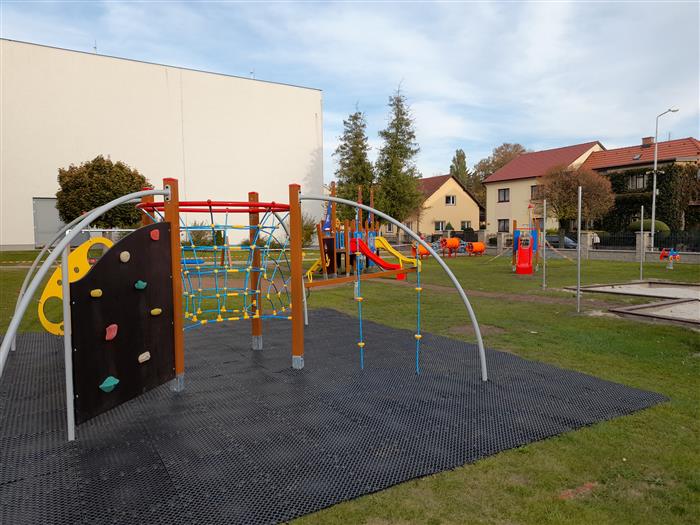 Dětské hřiště u MŠ__