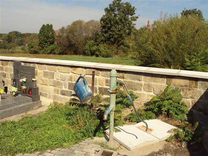 foto - hřbitovní zeď